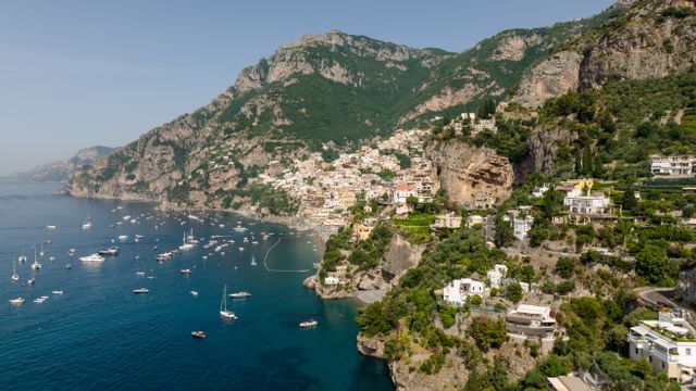Vista panorámica de Positano y la costa Amalfitana, en Italia, con casas sobre los acantilados y barcos en el mar