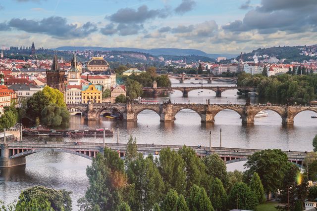 Vista panorámica de Praga con el Puente de Carlos sobre el río Moldava, en Chequia