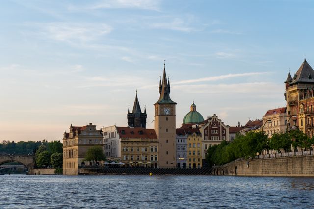 Vista del centro histórico de Praga junto al río Moldava, capital de Chequia