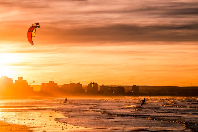 Kitesurfistas en la costa de Puerto Madryn al atardecer, en Chubut, Patagonia argentina