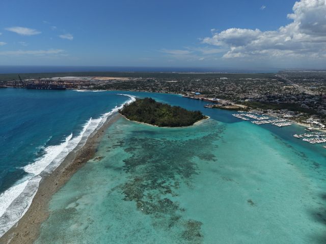 Santo Domingo y República Dominicana entre los destinos insulares más baratos de 2026 Vista aérea de la costa de Santo Domingo, República Dominicana, con aguas turquesas y zona urbana al fondo