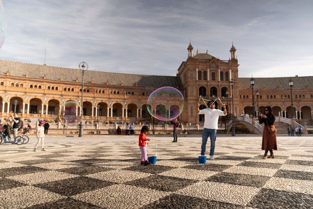 Familias y niños disfrutan de la Plaza de España de Sevilla durante un viaje por España