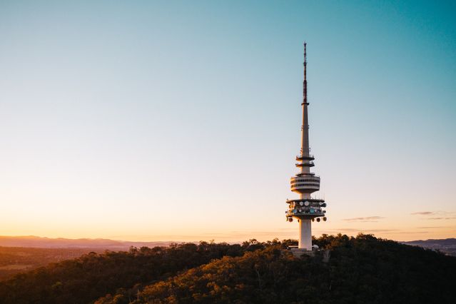 Telstra Tower de Canberra sobre Black Mountain al atardecer