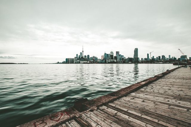 Skyline de Toronto visto desde un muelle junto al lago Ontario
