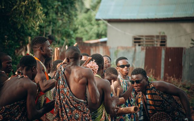 Tradiciones y cultura de Benín en África Occidental Grupo de hombres con vestimenta tradicional participa en una celebración cultural en Benín
