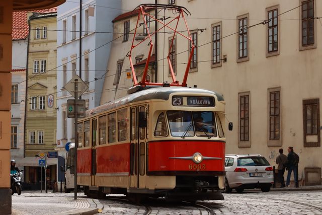 Tranvía histórico circulando por una calle del centro de Praga, capital de Chequia