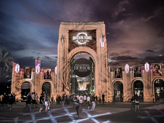 Halloween Horror Nights 2026 en Universal Orlando Entrada de Universal Studios Florida durante Halloween Horror Nights en Orlando