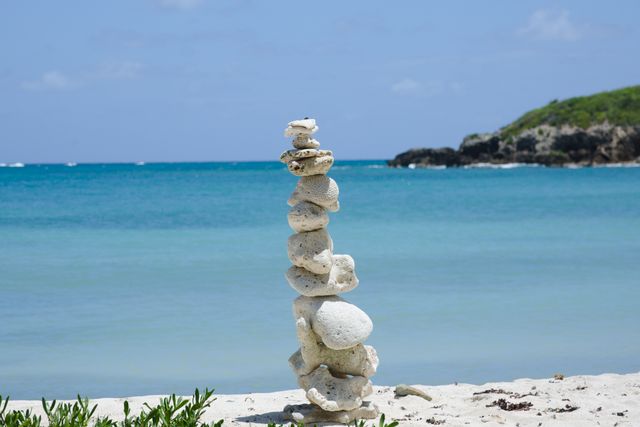 Vieques, Puerto Rico: una de las islas más baratas para viajar en 2026 Playa de Vieques, Puerto Rico, con mar turquesa y piedras apiladas en la arena