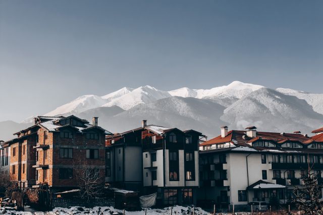 Bansko, Bulgaria, con alojamientos de montaña y cumbres nevadas al fondo