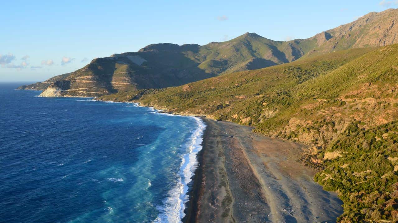 Costa volcánica de Cabo Verde con playa oscura, montañas y el océano Atlántico