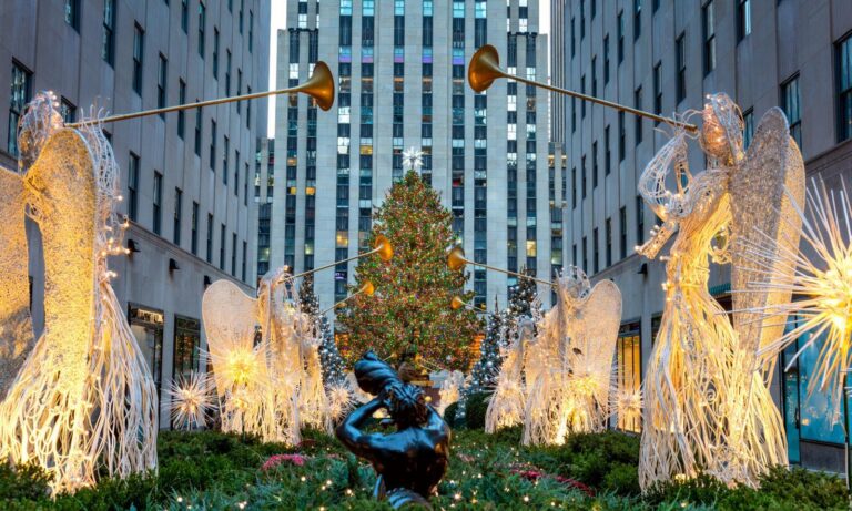 Ángeles iluminados de Channel Gardens con el árbol de Navidad del Rockefeller Center al fondo