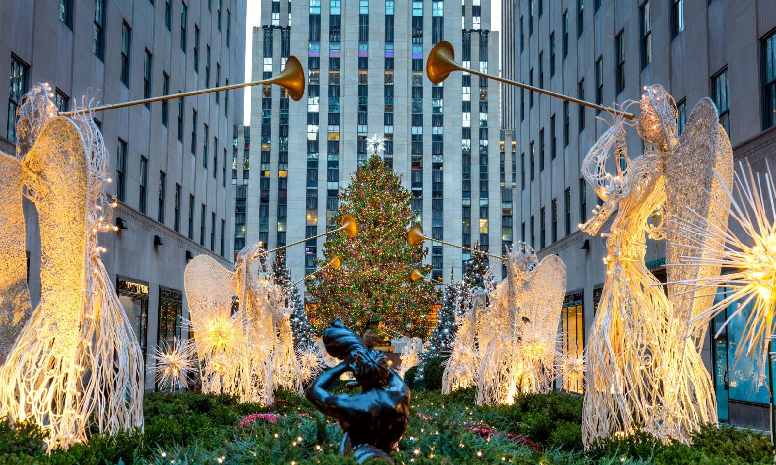 Ángeles iluminados de Channel Gardens con el árbol de Navidad del Rockefeller Center al fondo