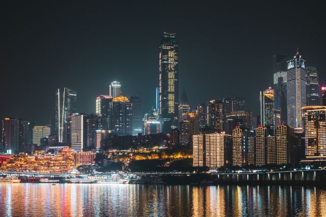 Skyline nocturno de Chongqing, China, con rascacielos iluminados junto al río