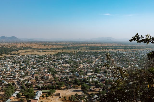 Paisaje urbano de Burkina Faso en África Occidental Vista panorámica de una ciudad de Burkina Faso rodeada de sabana y relieves bajos