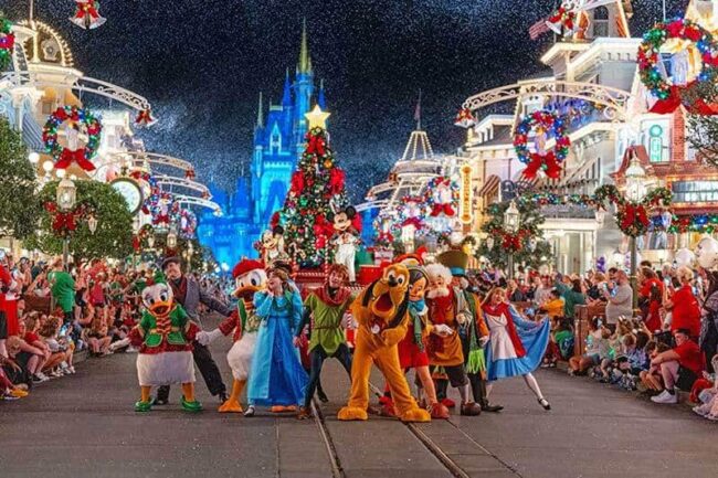 Desfile navideño en Magic Kingdom con personajes Disney, árbol de Navidad y el Castillo de Cenicienta al fondo