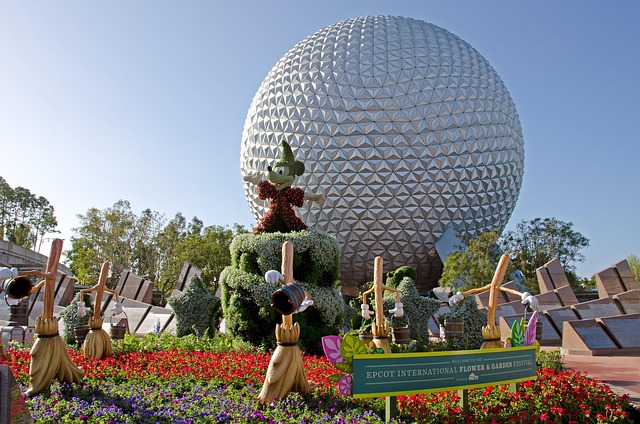 EPCOT durante el International Flower & Garden Festival con Spaceship Earth y jardines floridos