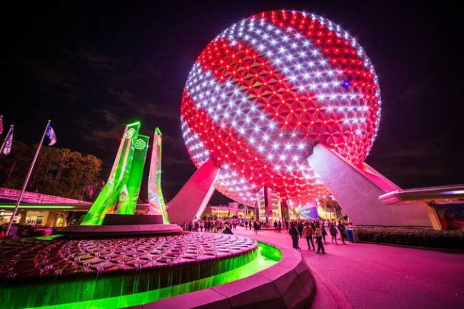 Spaceship Earth iluminada con colores navideños durante la temporada de Navidad en EPCOT