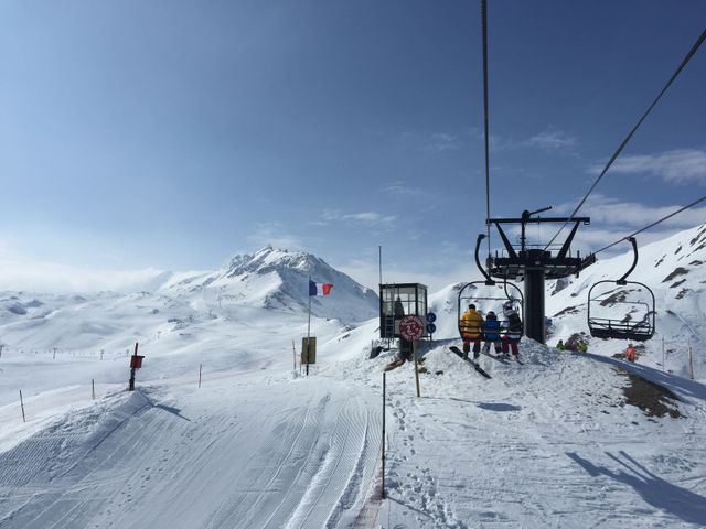 Telesilla en una estación de esquí de Francia rodeada de montañas nevadas