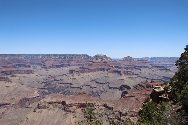 Vista panorámica del South Rim del Gran Cañón con mesetas y paredes rocosas en Arizona