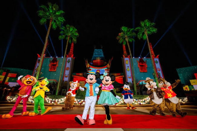 Mickey, Minnie, Donald y otros personajes Disney con vestuario navideño en Hollywood Studios