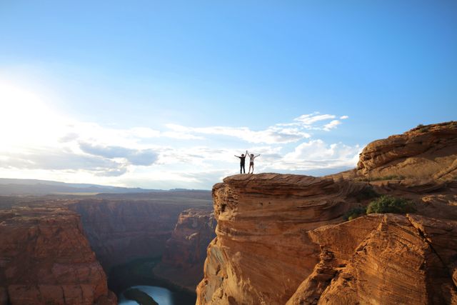 Visitantes sobre un acantilado de Horseshoe Bend con el río Colorado al fondo en Arizona
