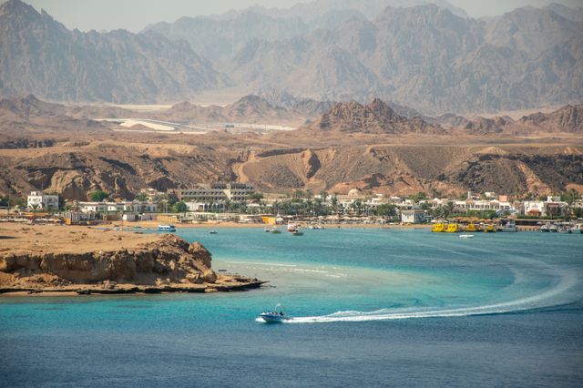 Costa de Hurghada, Egipto, con aguas turquesas del mar Rojo y montañas desérticas al fondo