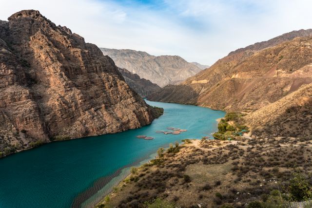 Lago de aguas turquesas entre montañas áridas de Kirguistán