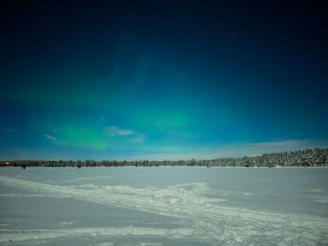 Aurora boreal sobre un paisaje nevado en Kittilä, Finlandia, durante una noche de invierno