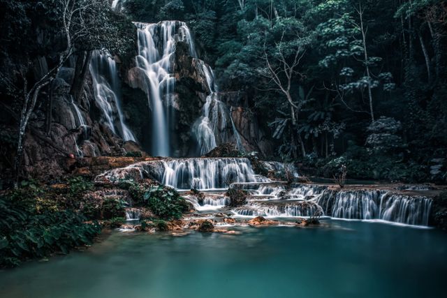 Laos, uno de los destinos más subestimados para viajar en 2026 Cascada rodeada de selva tropical en Laos, uno de los destinos más subestimados para viajar en 2026