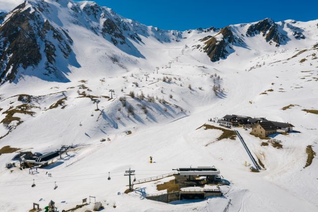 Pistas de esquí y remontes en Livigno, Italia, rodeados de montañas nevadas