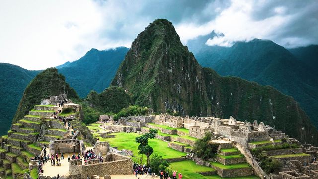 Ciudadela de Machu Picchu en Perú con Huayna Picchu y montañas cubiertas de nubes al fondo