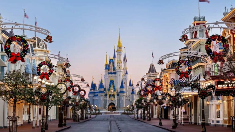 Main Street, U.S.A. decorada para Navidad en Magic Kingdom con el Castillo de Cenicienta al fondo