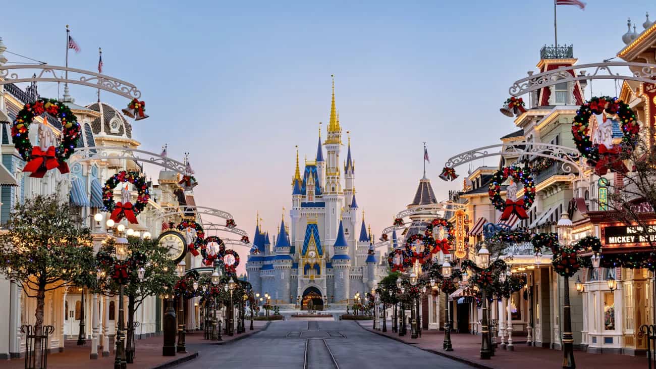 Main Street, U.S.A. decorada para Navidad en Magic Kingdom con el Castillo de Cenicienta al fondo