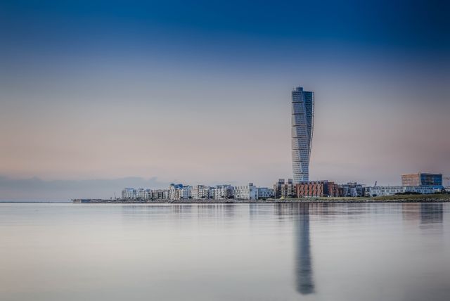 Vista de Malmö, Suecia, con el rascacielos Turning Torso junto al estrecho de Öresund