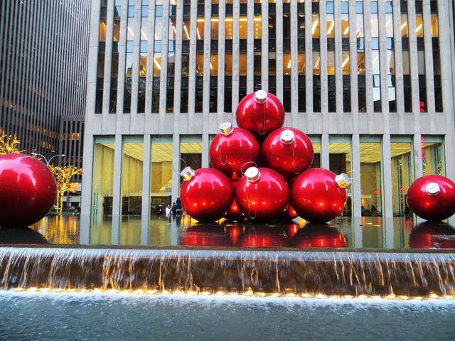 Adornos navideños gigantes de color rojo en Midtown Manhattan durante la temporada de Navidad en Nueva York