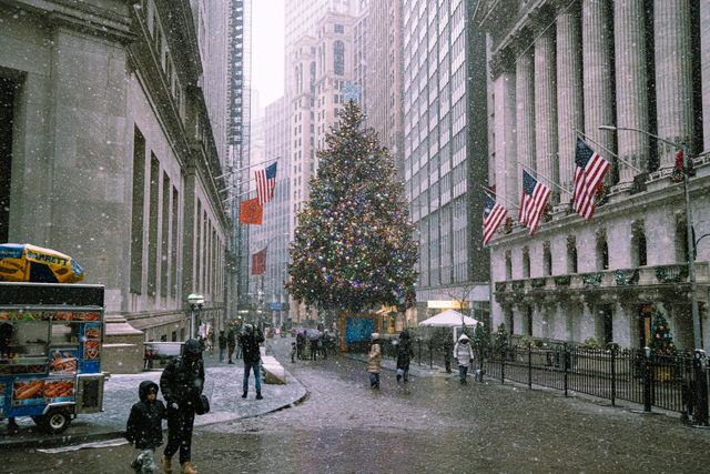 Árbol de Navidad iluminado bajo la nieve en el distrito financiero de Manhattan