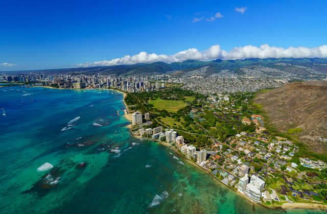 Oahu, Waikiki y Diamond Head: mejor época para viajar a Hawaii Vista aérea de Waikiki y Diamond Head en Oahu, Hawaii, con la costa y el océano