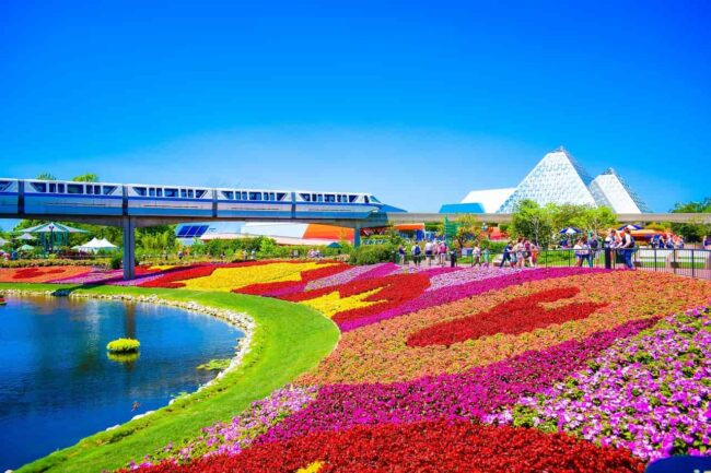EPCOT en Orlando durante una jornada soleada de primavera, con jardines floridos y el monorriel