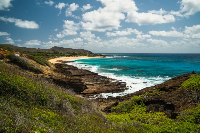 Costa de Hawaii con playa de arena clara, aguas turquesas y formaciones rocosas