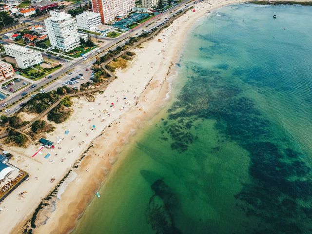 Punta del Este, Uruguay: una opción para vivir y retirarse junto al mar Vista aérea de una playa de Punta del Este, Uruguay, con edificios frente al mar