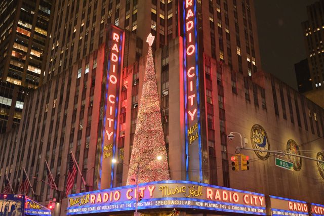Radio City Music Hall iluminado y decorado para Navidad en Midtown Manhattan