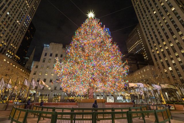 Árbol de Navidad del Rockefeller Center iluminado de noche en Nueva York