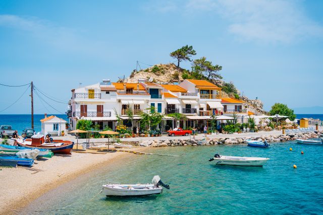 Pueblo costero de Samos, Grecia, con casas blancas, pequeñas embarcaciones y aguas turquesas del mar Egeo