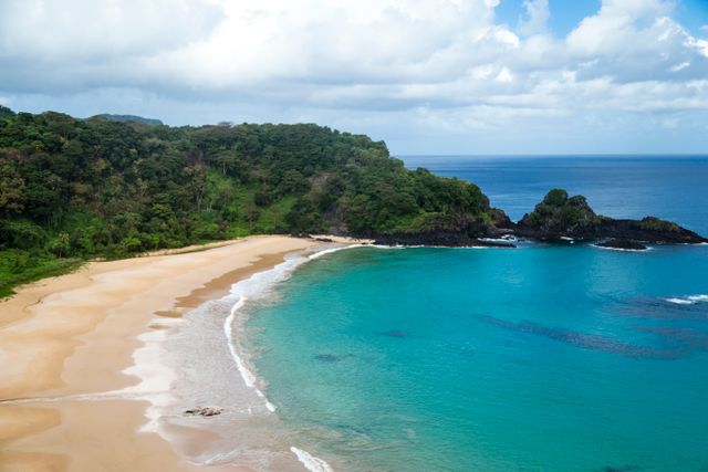 São Tomé y Príncipe, uno de los destinos más subestimados para viajar en 2026 Playa tropical de São Tomé y Príncipe con arena dorada, selva y aguas turquesas