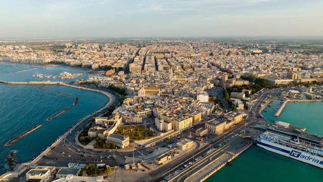 Vista aérea de Trapani, Sicilia, con el centro histórico, el puerto y el mar Mediterráneo