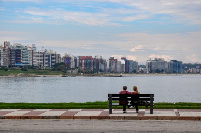 Uruguay, el mejor país para jubilarse en 2026 Pareja sentada frente a la costa de Montevideo, Uruguay, ciudad elegida por muchos jubilados