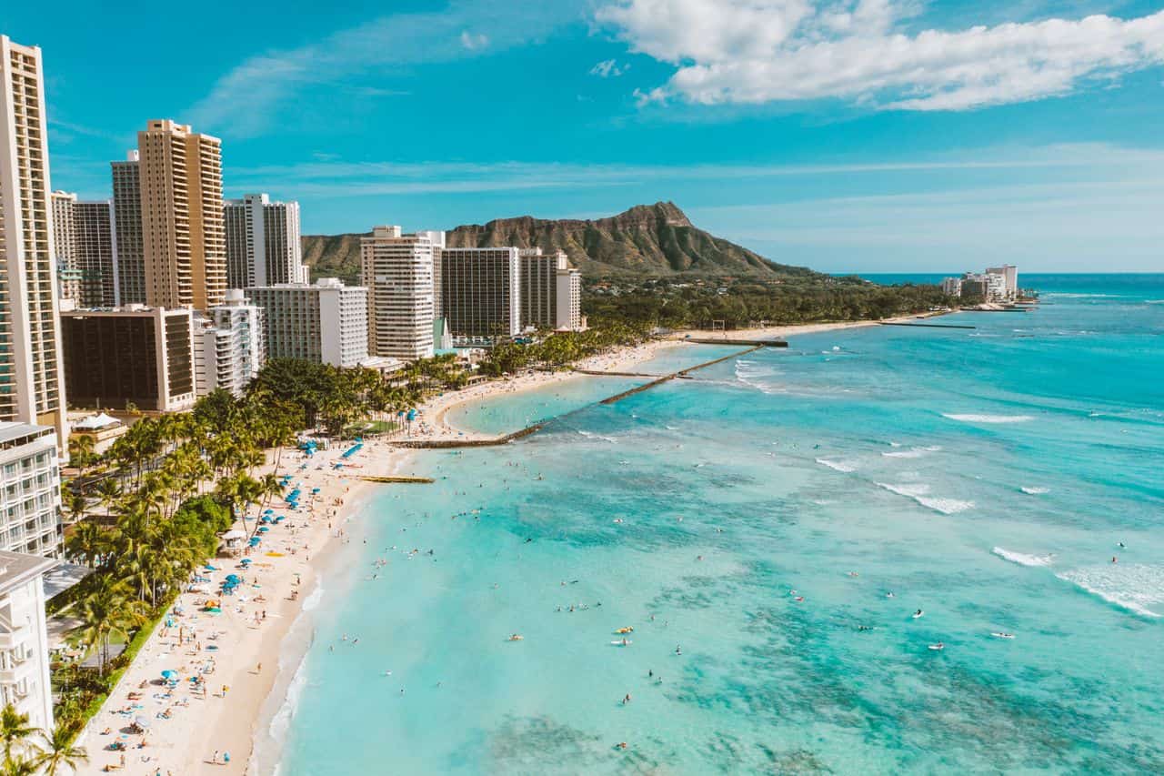 Vista aérea de Waikiki Beach en Honolulu con Diamond Head al fondo y aguas turquesas