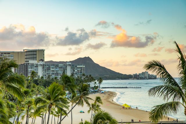 Waikiki y Diamond Head en Honolulu: mejor época para viajar a Hawaii Playa de Waikiki en Honolulu con palmeras, hoteles y Diamond Head al fondo