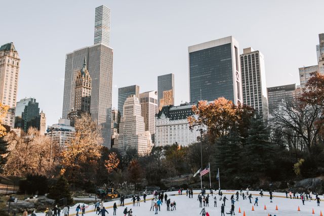 Pista de hielo en Central Park con rascacielos de Manhattan al fondo durante la temporada fría